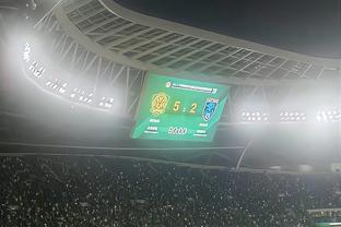 多米尼加力克意大利取得小组赛两连胜 赛后唐斯和队友激情庆祝